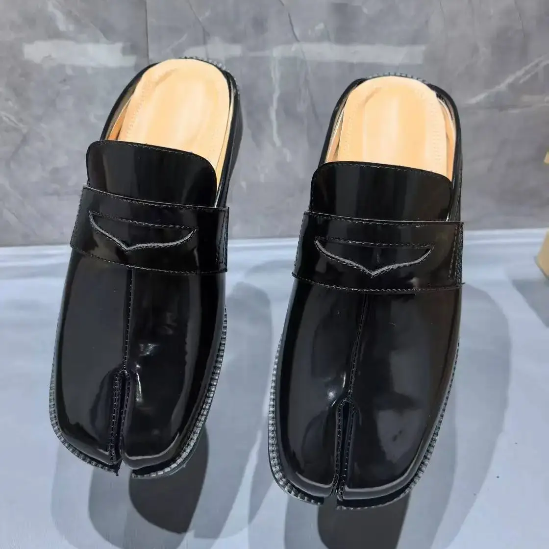스플릿 토 타비 남성 슬리퍼 블랙 에나멜 가죽 샌들 남 - Men Shoes Black 리뷰 및 가격